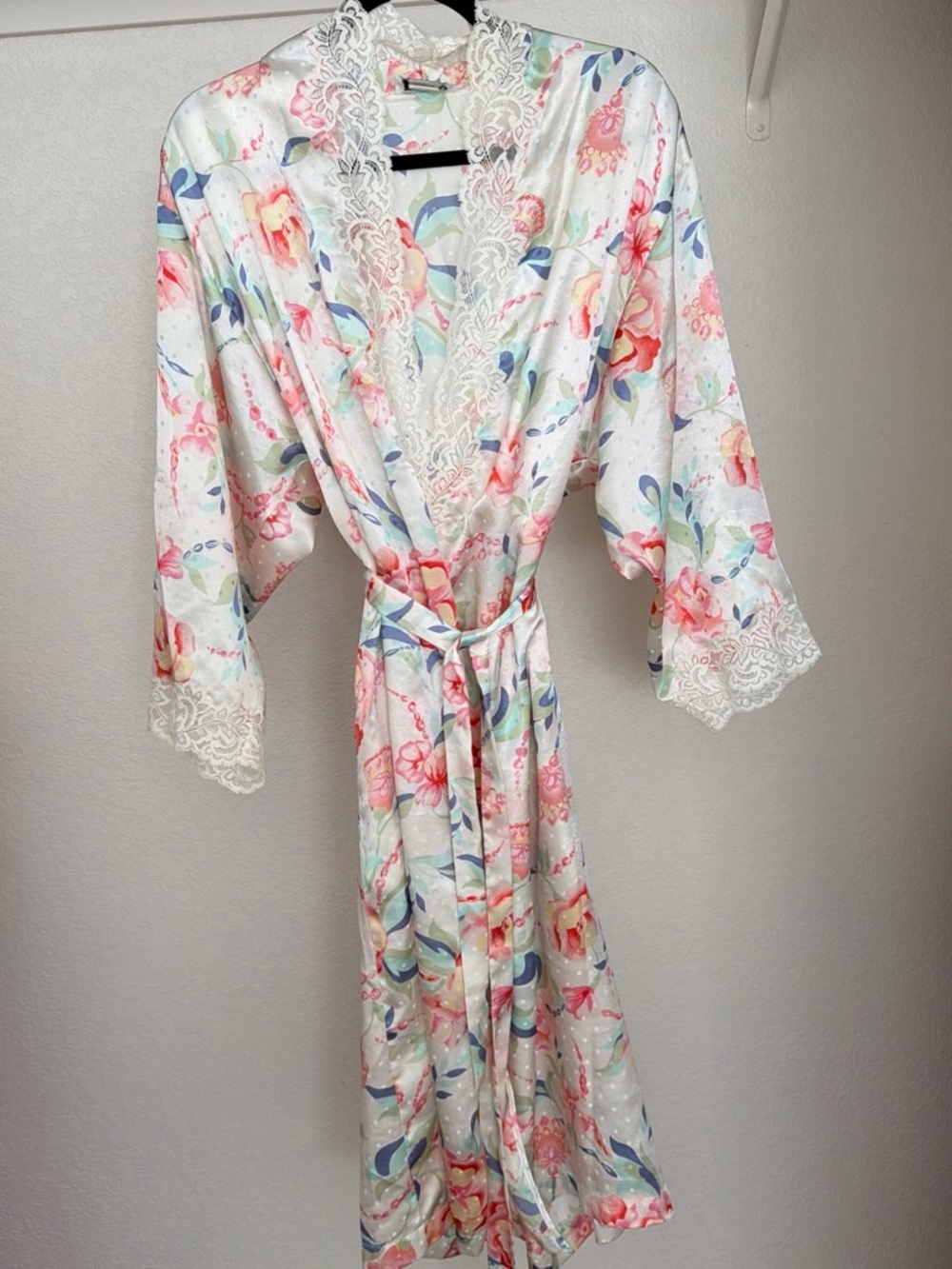 Floral Lace-Trim Satin Robe in White & Coral